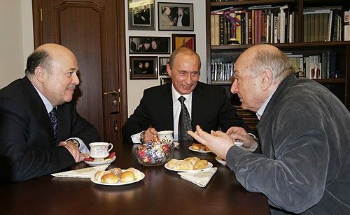 Владимир Путин и Жванецкий частенько встречались и общались. Фото: Википедия