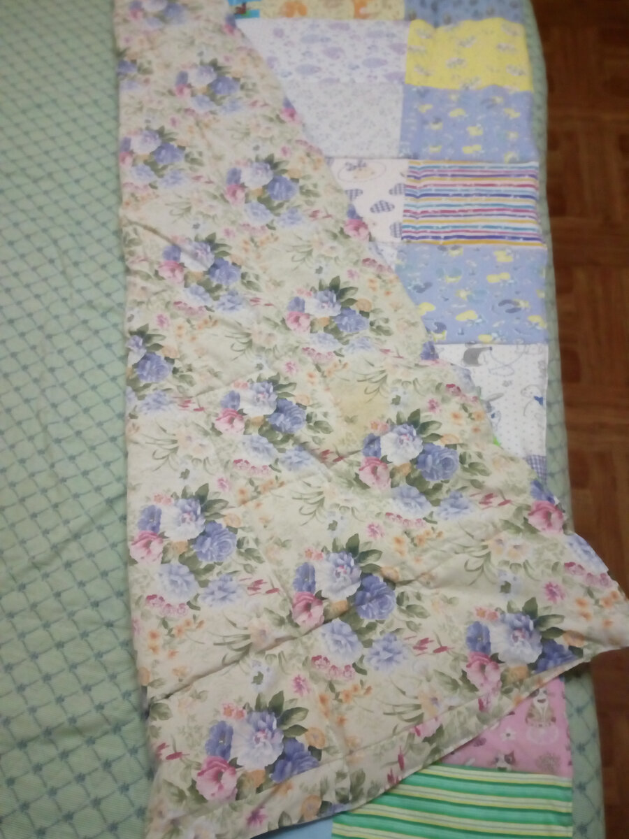 Это второе полотно одеяла. Это перкаль. И, как я теперь поняла, это хорошо, что второе полотно не трикотажное. Так и шить легче и одеяло форму лучше держит.