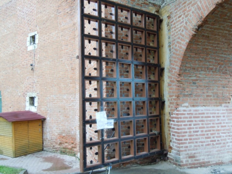  23 октября 2011 г. Здесь внимание будет больше направлено на состояние кладки кремля.-28