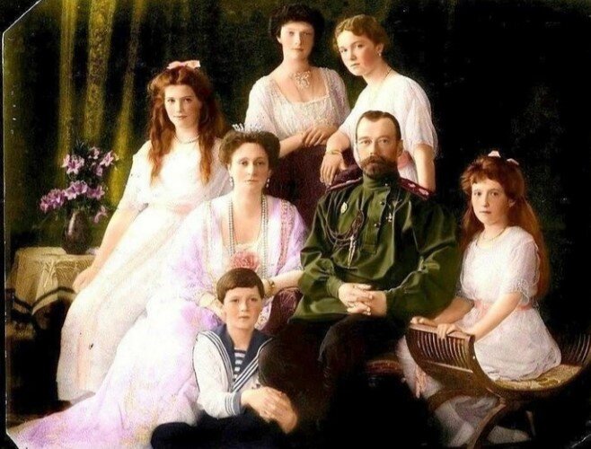 Царь Николай Александрович со своей семьей