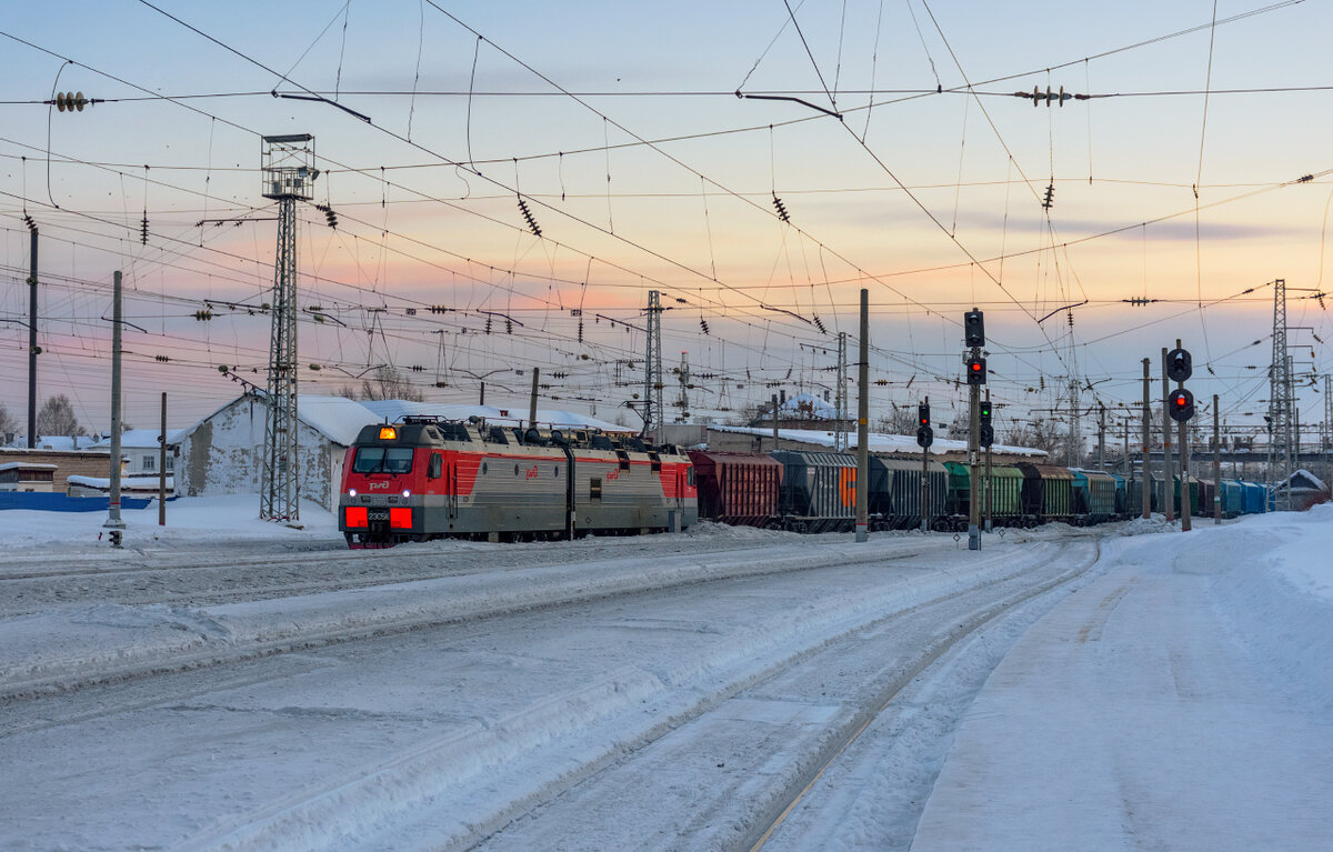 Электровоз 2ЭС5К-375 "Ермак" с грузовым поездом на станции Котельнич-I, Кировская область