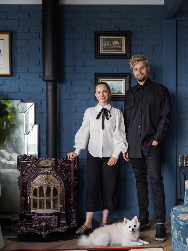 Елена и Ярослав Алдошины в интерьере своей мансарды в Краснодаре.