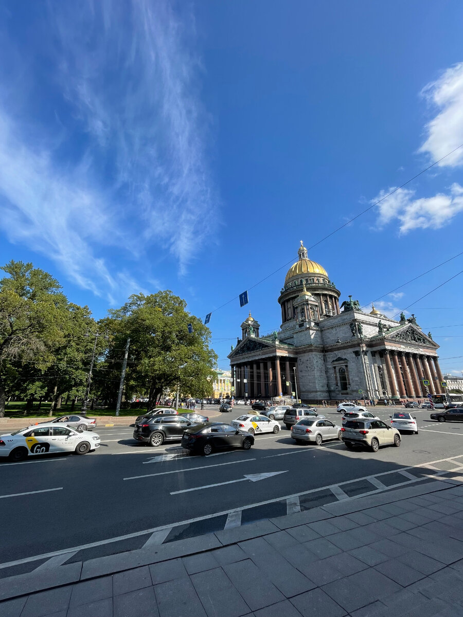 Вид на Исаакиевский собор на выходе из Центрального выставочного зала "Манеж".