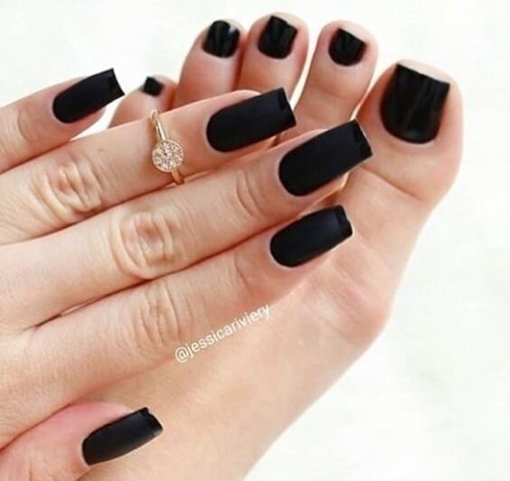 Черный маникюр и педикюр в одном стиле