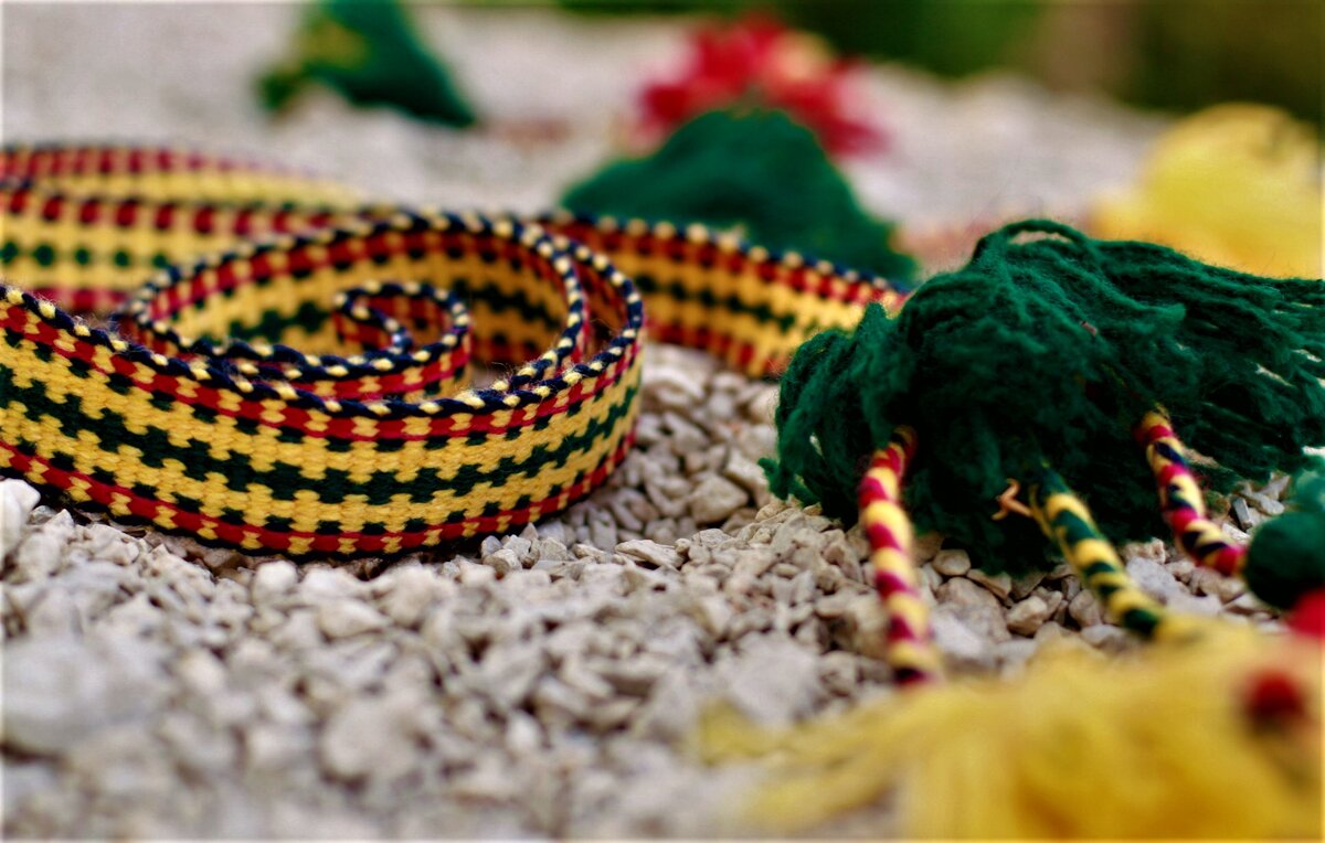 Этот пояс я подарила зятю. Правда, кисточки ему мешали, и мы их просто удалили. Когда приходится делать тяжёлую работу ( например, при строительстве дома ), он обязательно надевает пояс, оборачивая его вокруг себя дважды. Говорит, что помогает не  надорваться.
