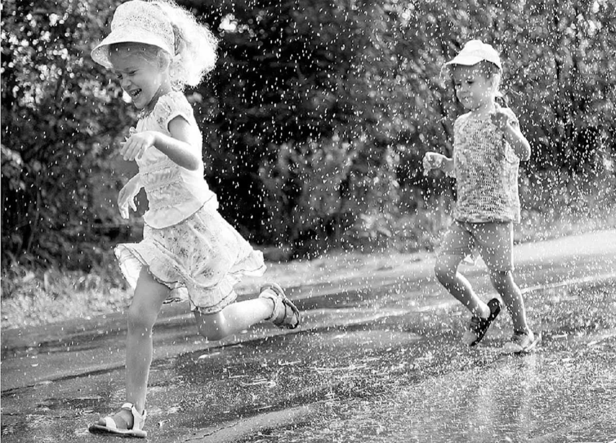 Эх мальчишки. Детство. Девочка бежит. Дети бегут. Советские дети под дождём.