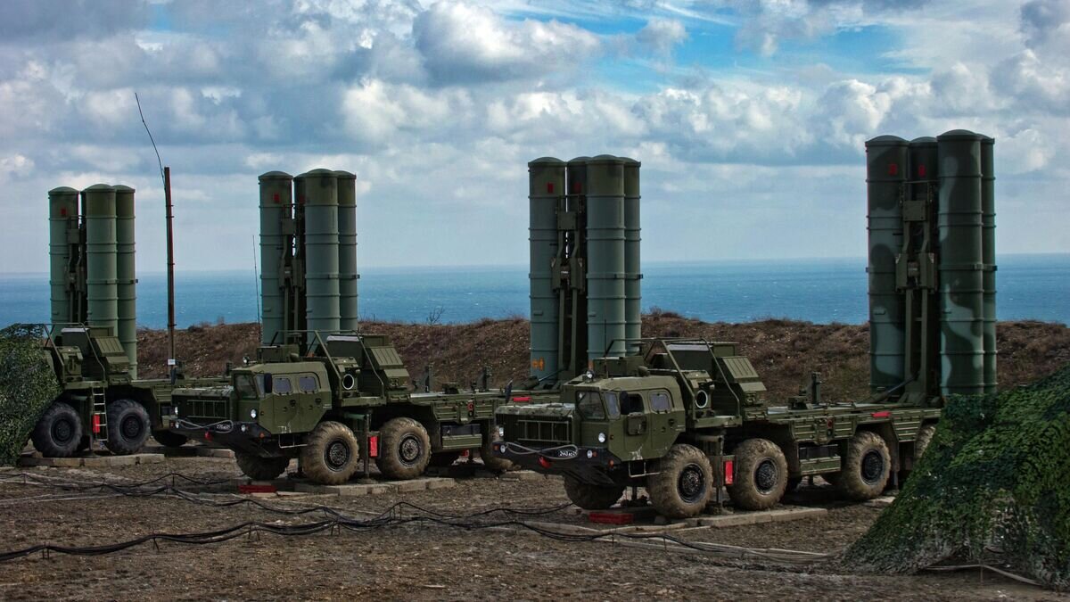    Зенитные ракетные комплексы С-400 "Триумф"© РИА Новости / Сергей Мальгавко