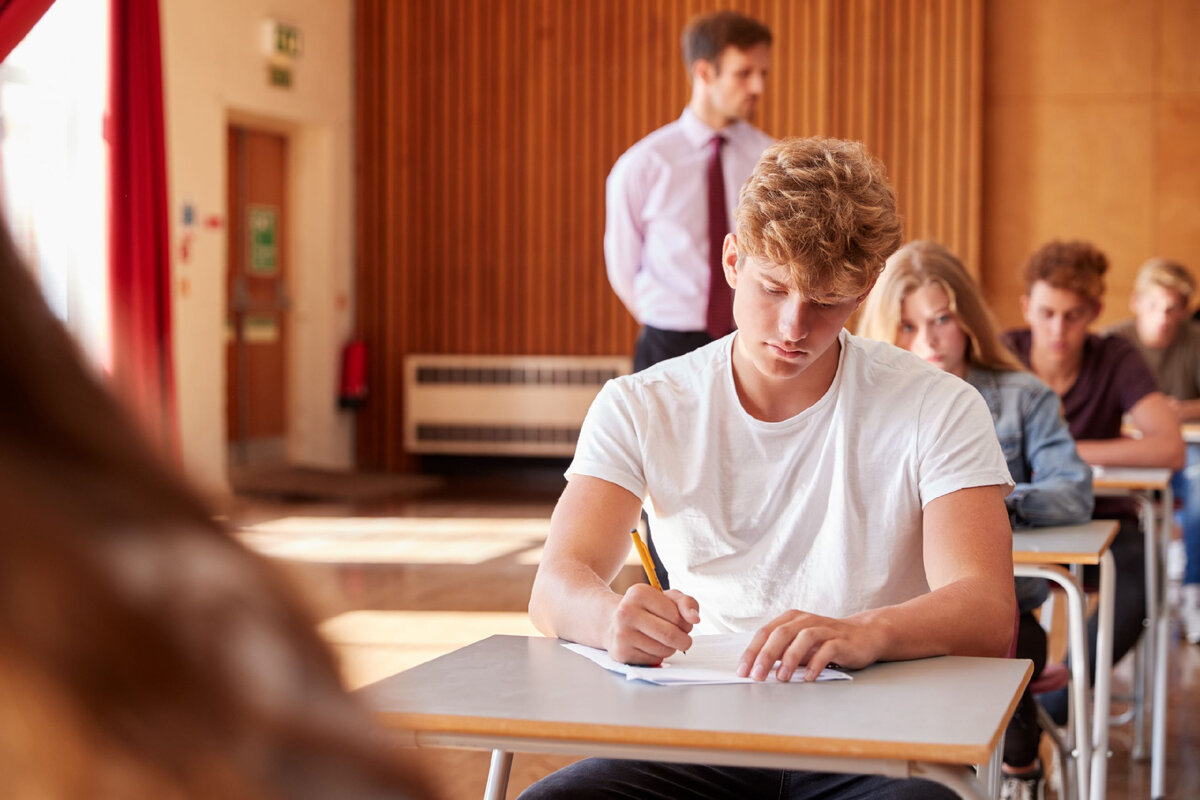 Student s test. Студенты в аудитории. Аудитория с учениками. Студент на экзамене. Молодой человек в институте.