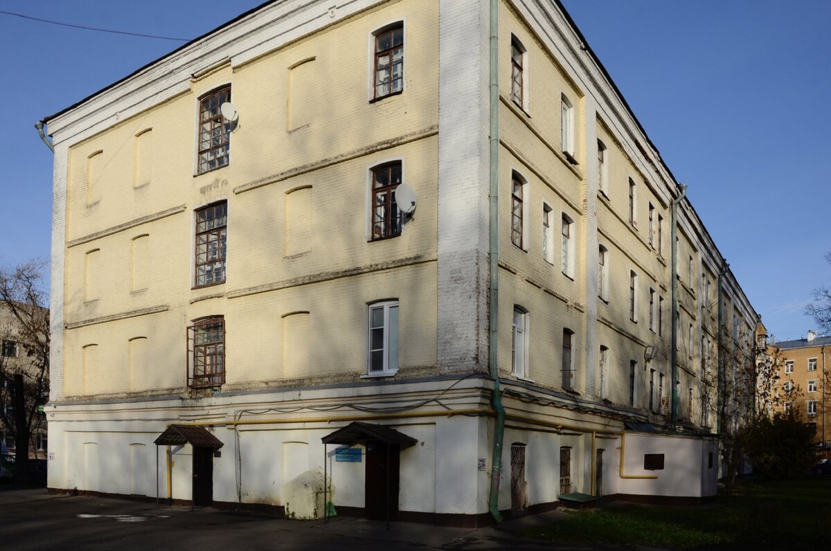 2-я Прядильная улица, 10. Казарма/спальня/общежитие Измайловской мануфактуры (в советское время – Прядильно-ткацкой фабрики). Вид с юго-запада. 