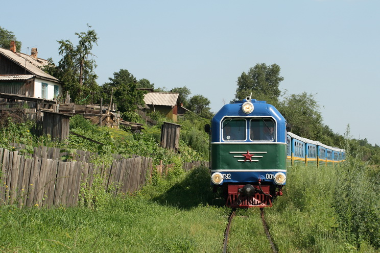 УЖД Украины. Поезд в деревне. Домики для железной дороги.