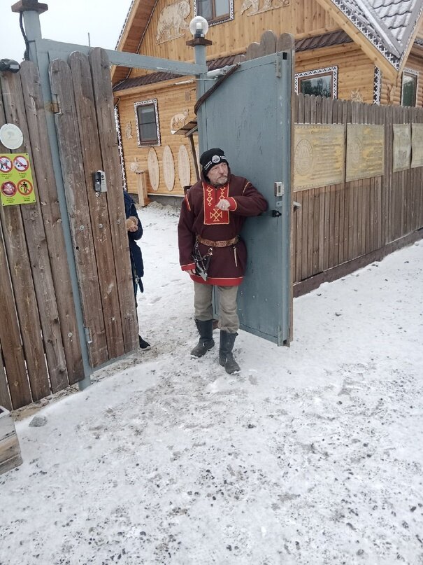 Наш экскурсовод Виталий ждет гостей. На видео себя снимать не разрешает.