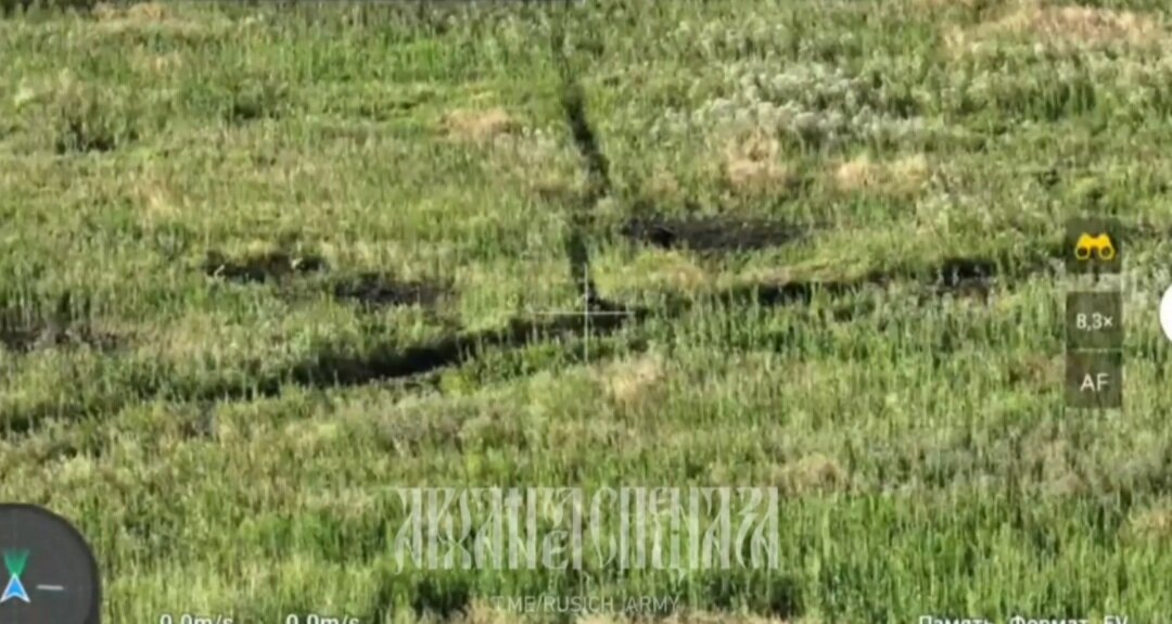 Онуфриенко опубликовал видео одного подвига, когда наш солдат полз под открытым небом по полю, где могли были быть мины, когда в любой момент могуть грохнуть, чтобы спасти своего раненого товарища, который ночь пролежал, ожидая в любую секунду, что его жизнь может закончиться.