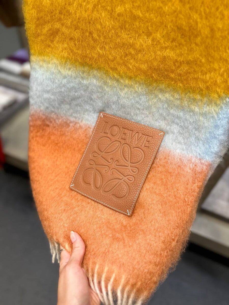Шарф Loewe из аутлета в Париже со скидкой 30%