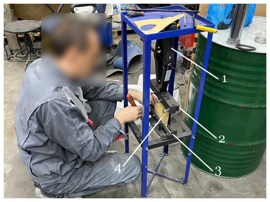 Общий вид установки для эксперимента. 1 – домкрат, 2 – подвижная траверса, 3 – неподвижная траверса, 4 – образец