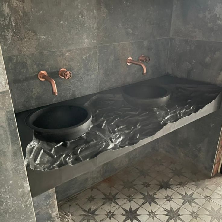 Раковина с разломом из бетона