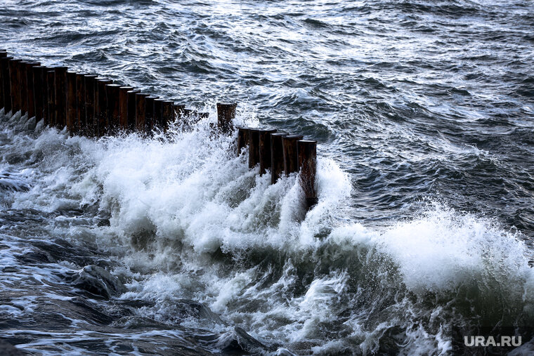    В ЯНАО людей на судно везли в шторм на моторной лодке (фото из архива)