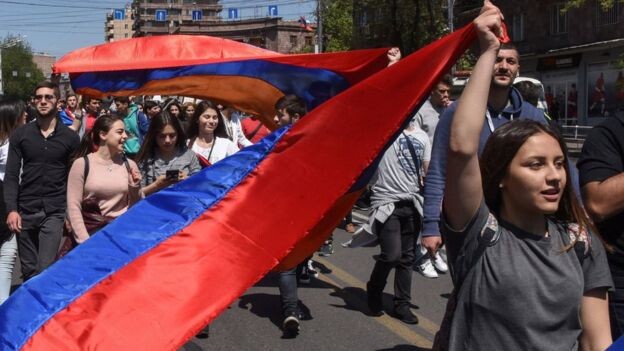 Демонстранты снова собрались в столице Армении в понедельник
