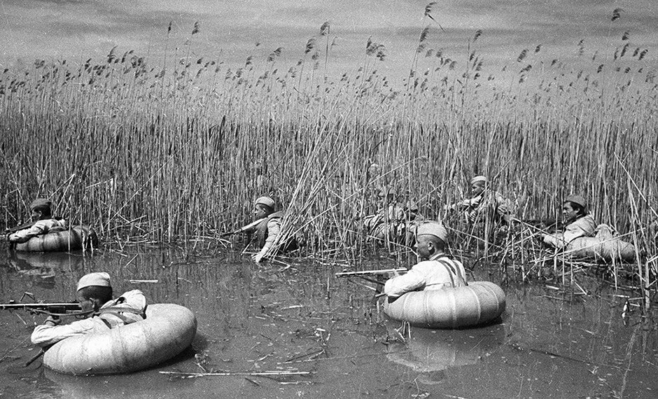 1 августа 1943 года. Разведчики форсируют кубанские плавни