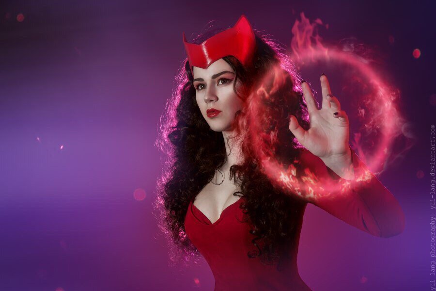 Героиня алых. Ванда Максимофф. Scarlet Witch Cosplay. Алая ведьма косплей. Лилит - «алая ведьма».