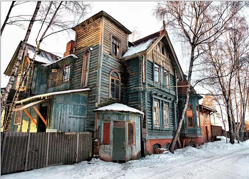 Новый старый дом. Дом Желнино Дзержинск усадьба. Старые деревянные дома в Москве. Старое ветхое здание. Старые дома в Москве.