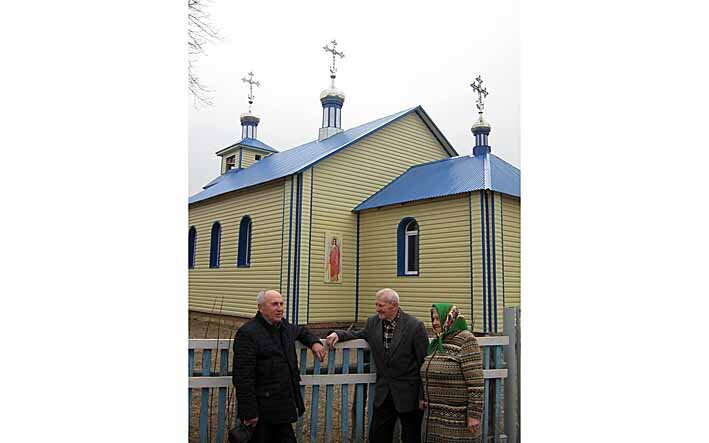Николай Сергеев и Сергей Бухтияр с супругой: постоянное место встречи у храма. 