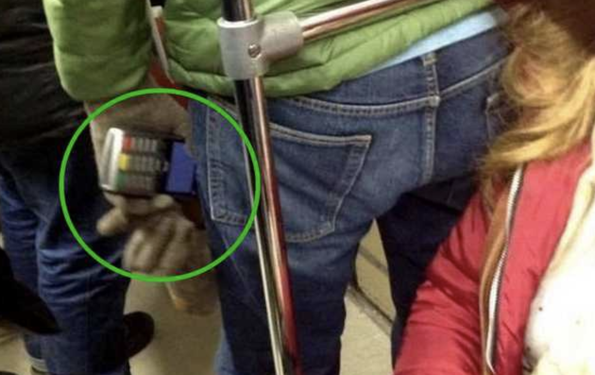 Мобильный терминал считывает карту на расстоянии до 40 см.(в зависимости от модели и производителя)