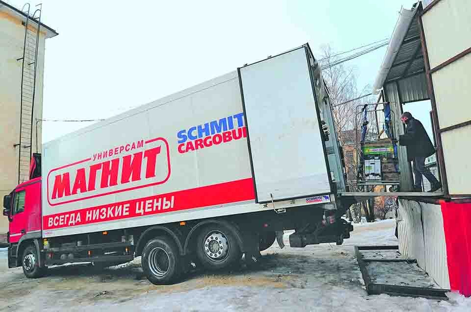 Этой фотография, хоть и зимняя, призвана показать грусть разгрузки фуры в одиночку директором.  Это, конечно же, просто фотография из интернета.