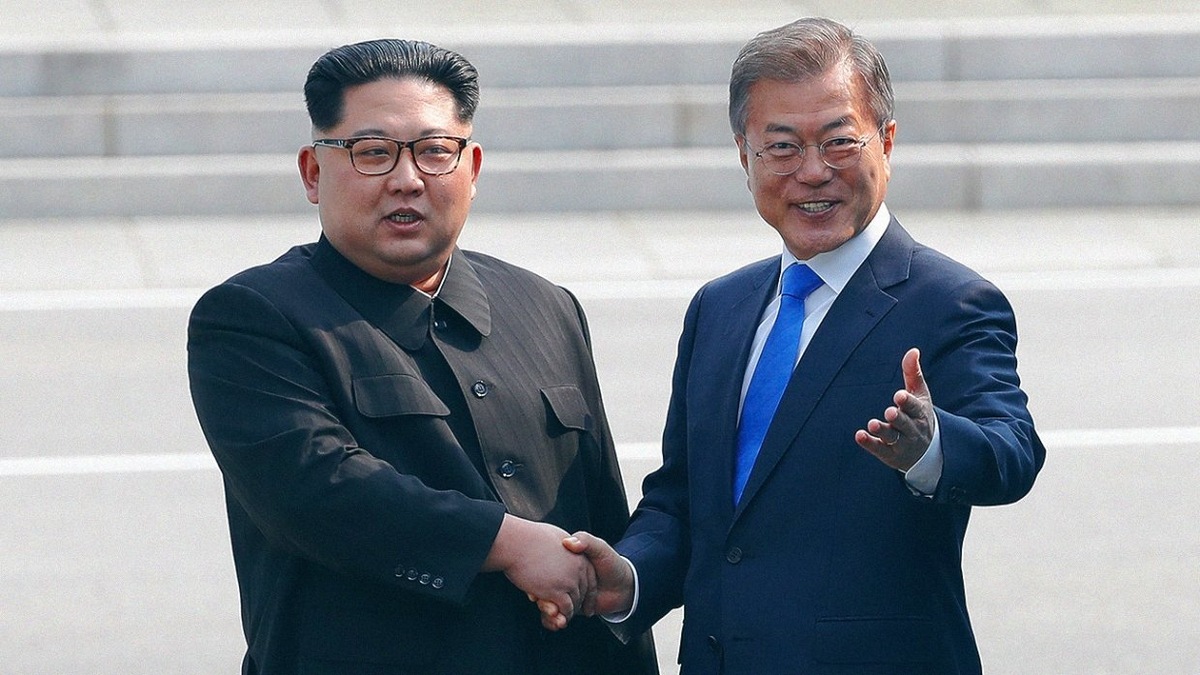 Глава КНДР Ким Чен Ын и президент Южной Кореи Мун Чжэ Ин