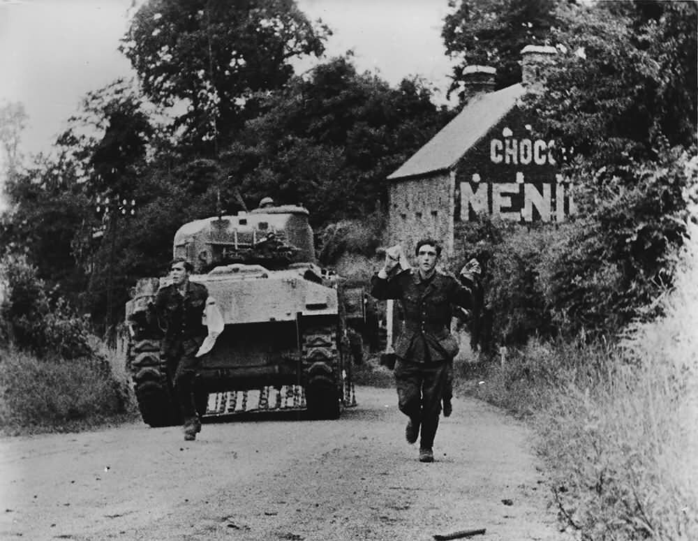 M4 Sherman и сдающиеся немецкие солдаты. Не исключено, что фото постановочное