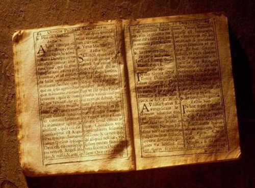 Прородителями английского языка считаются кельтские племена, которые проживали на Британском полуостров в 800 году до нашей эры. Именно они общались на том языке, который стал основой современного английского. Корни слов, которые ныне используются в этой речи, были заложены еще в те далекие века и почти не изменились до наших дней.

