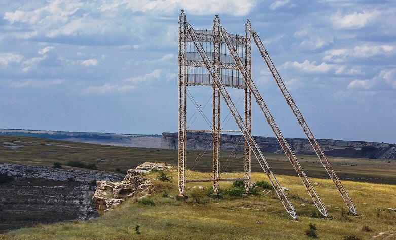 Ретранслятор расположен на горе Аджилар. На заднем плане Белая скала