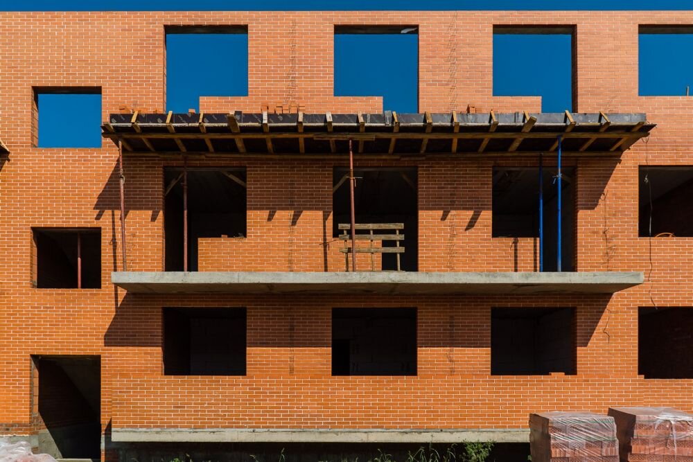   Отличие заключается в том: проходила ли проектная документация на многоквартирный дом обязательную экспертизу или нет. Не стоит думать, что экспертиза проектной документации сделает дом идеальным, но проведение обязательной экспертизы проектной документации в большинстве случаев поможет избежать ошибки и недостатки, которые после возведения дома устранить уже будет невозможно. 
Градостроительный кодекс разрешает трёхэтажные многоквартирные дома строить без прохождения экспертизы:

Градостроительный Кодекс РФ, Статья 49
2. Экспертиза не проводится в отношении проектной документации следующих объектов капитального строительства: ….
 многоквартирные дома с количеством этажей не более чем три, состоящие из одной или нескольких блок-секций, количество которых не превышает четыре, в каждой из которых находятся несколько квартир и помещения общего пользования, и каждая из которых имеет отдельный подъезд с выходом на территорию общего пользования, в случае, если строительство или реконструкция таких многоквартирных домов осуществляется без привлечения средств бюджетов бюджетной системы Российской Федерации.