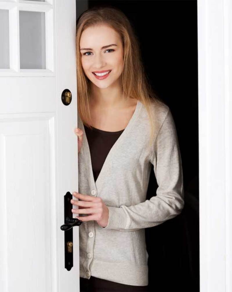 девушка у двери. девушка у дверей офиса. женщина входит в комнату. девушка перед дверью. девушки заходят.