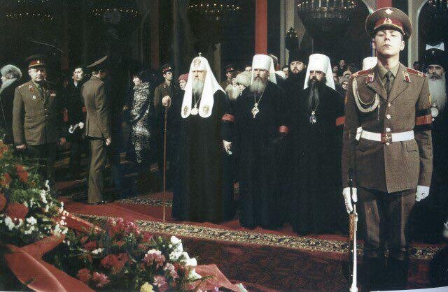 Похороны Брежнева, Колонный Зал Дома Союзов, Москва, ноябрь 1982 года. Батюшки с повязками и партбилетами. Что-то в этом мире остается неизменным.