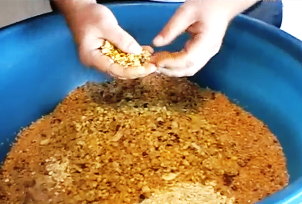 Летом карась придерживается мест кормления, богатых водными растениями, которыми покрыта береговая зона, и прикормка не играет такой важной роли, как в другие сезоны. Достаточно найти места, где кормится карась, чтобы обеспечить улов. Важным моментом является определение времени выхода карася на кормежку. Но для результативной и удачной рыбалки все-таки, лучше использоватьприкормку.