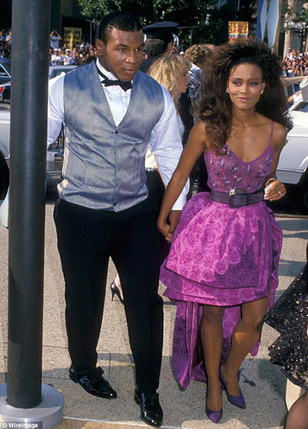 Майк в то время чуть не убил обоих, что его сдержало неизвестно, но если бы он пустил в ход свои кулаки, трагедии было бы не избежать.