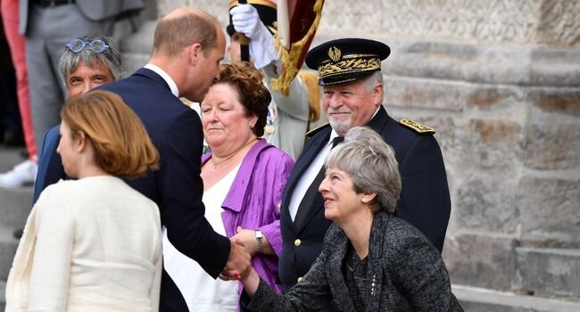 Принц Уильям и Тереза Мэй во время визита в Амьен, 8 августа