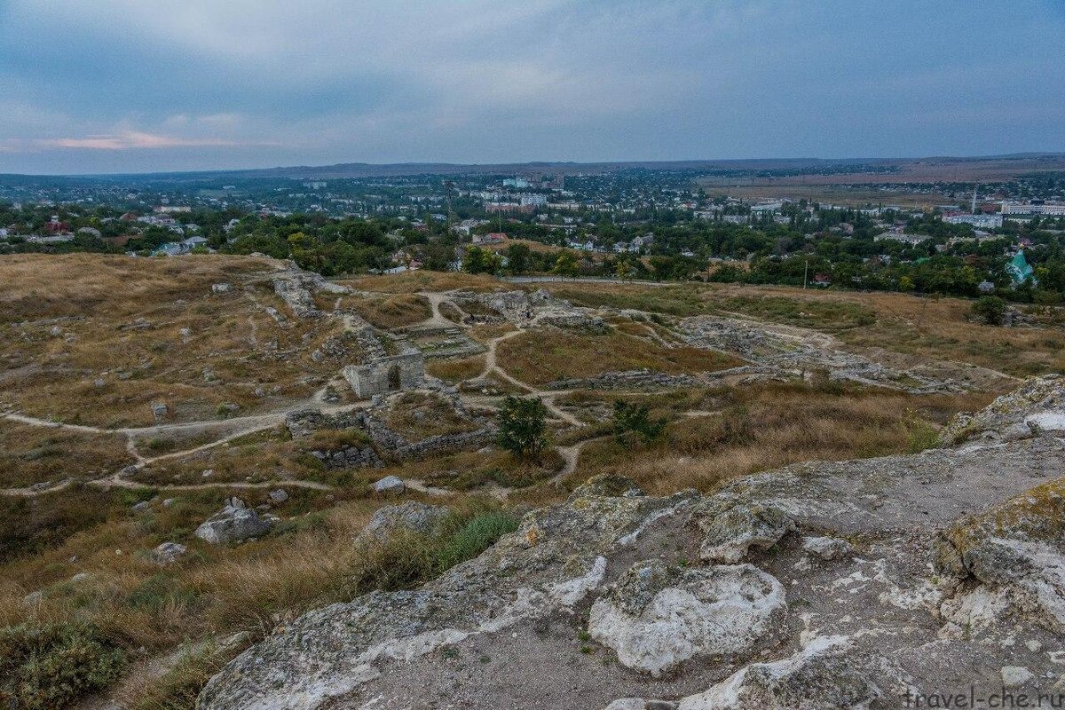 Серега митридат 45 лет керчь. Пантикапей (Керчь) и Фанагория. Пантикапей раскопки. Керчь Еврейская гора. Еврейская гора в Керчи.