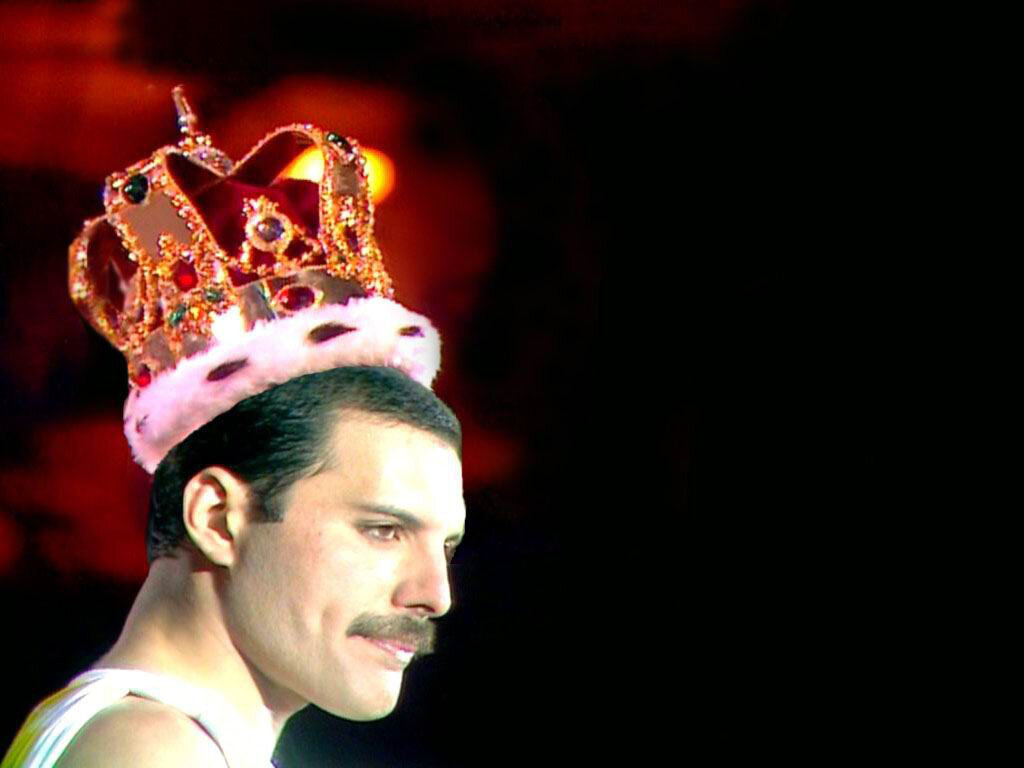 Ярче звезд меркури. Фредди Меркьюри. Queen Freddie Mercury корона. Фредди Меркури в короне. Фредди Меркури с короной на голове.