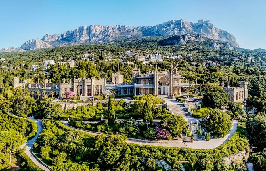 Крым, Ялты, Алупка, Воронцовский дворец на фоне горы Ай-Петри