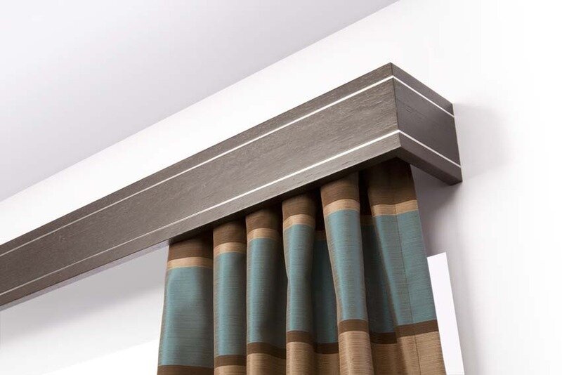 Декоративный багет с пластиковым карнизом.