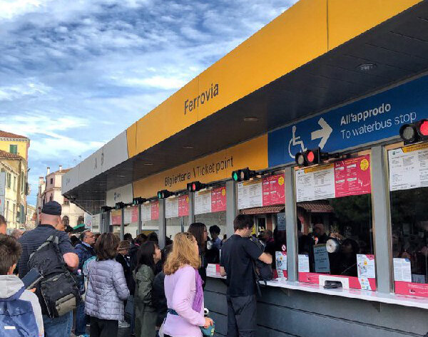 Здесь мы купили абонемент на день. Над окном свободной кассы загорается зелёный свет "светофора".