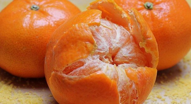 Корочки можно сложить в тканевый мешочек и повесить в шкаф с одеждой. Запах отпугнет моль.