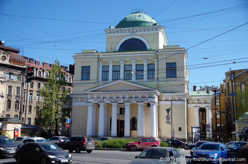 2. А вот, кстати, и сам музей Арктики и Антарктики - в самом центре  Питера, добираться очень удобно. При взгляде на музей сразу становится  понятно, что он расположен в здании бывшей церкви