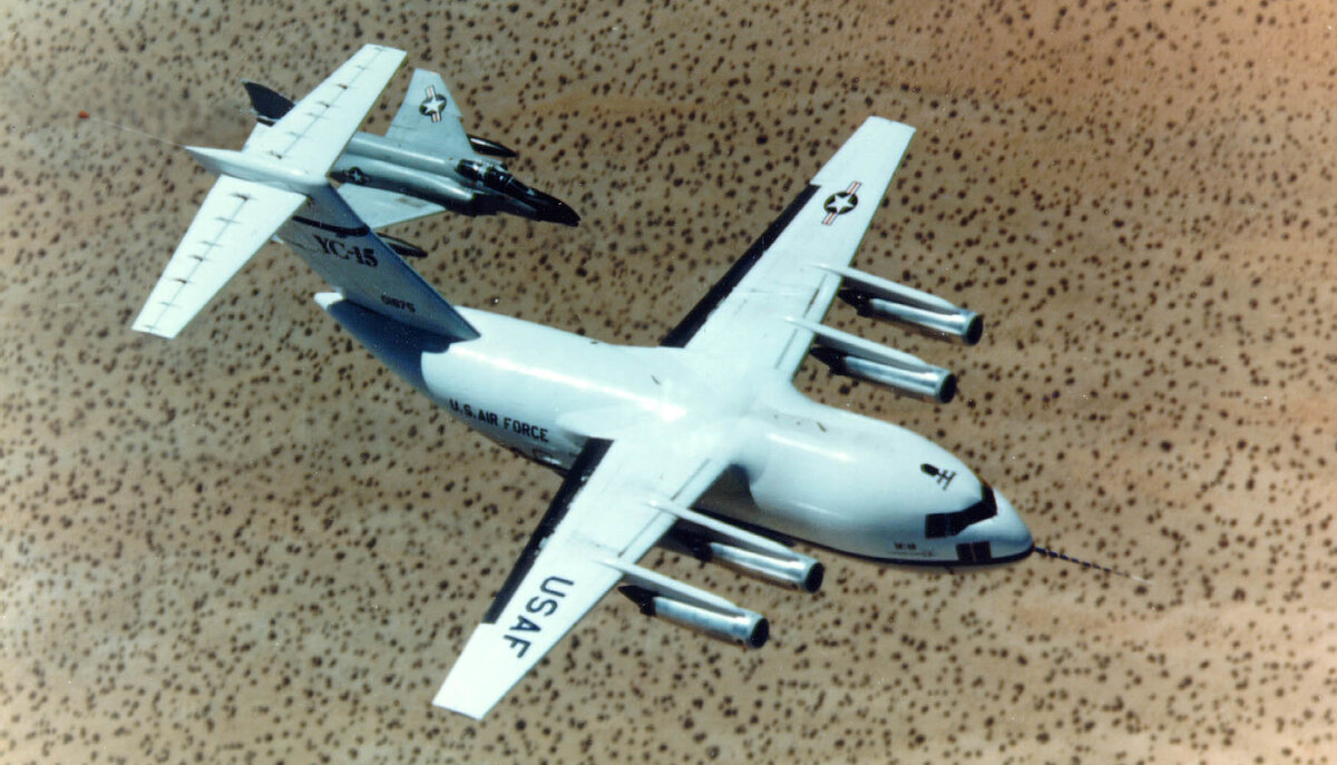 McDonnell Douglas YC-15 в полёте. Фото: United States Air Force