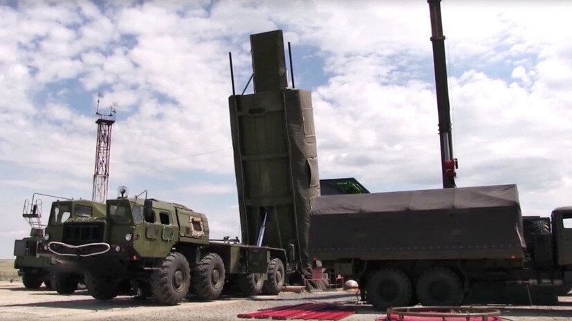      © Минобороны РФ  
«Число Маха обозначает скорость звука. То есть 20 Махов — это в 20 раз быстрее скорости звука. Основная суть «Авангарда» кроется в его названии: ракетный комплекс стратегического назначения. Он предназначен для стратегических решений любых задач на всю глубину театра военных действий. В том числе для уничтожения важных объектов военной и гражданской инфраструктуры. Он входит в нашу доктрину ответно-встречного удара», — сказал эксперт.

Леонков также обратил внимание, что ракетный комплекс — «оружие сдерживания, потому что наши оппоненты из-за океана в 2002 году покинули договор ПРО».

«Они превосходили нас по системе противоракетной обороны. Теперь у России будет комплекс, который сможет полностью игнорировать эту систему ПРО и даст стратегическую стабильность, восстановит баланс. При этом мы не нарушаем СНВ-3 по количеству зарядов», — заключил он.

Ранее испытания комплекса «Авангард» подтвердили, что он способен развивать скорость в 27 Махов.