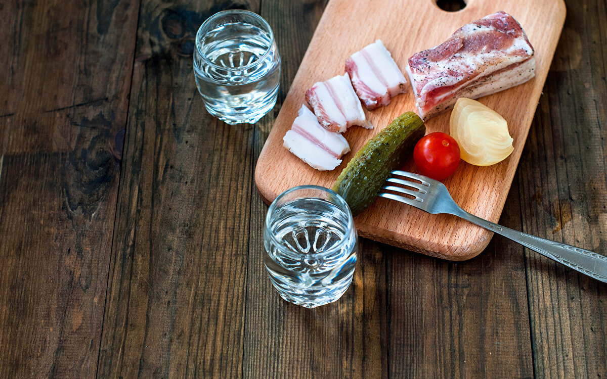 Здорово, мужики!Здесь не будет банальных способов не облажаться перед друзьями по типу "как не улететь после третьей стопки".Не буду рассказывать о масле,после которого вы продержитесь два часа максимум.Только пять самых оригинальных и офигительных способов оставаться трезвым на протяжении всего вечера.Погнали!