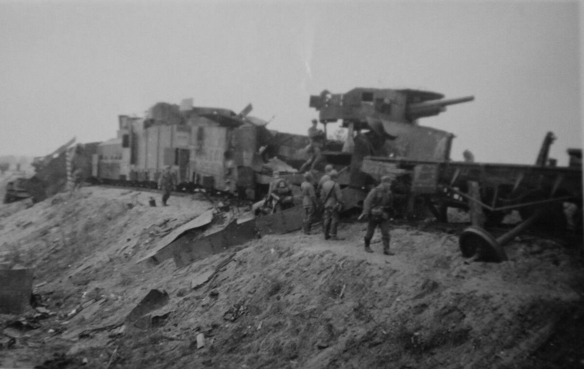 Уничтоженный немцами советский бронепоезд. Источник иллюстрации: http://waralbum.ru/   