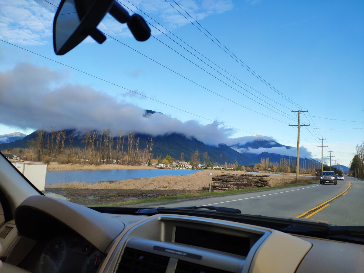 Дорога как всегда живописна, это еще Мишн, облака цепляются за горы, по которым мы любим лазать