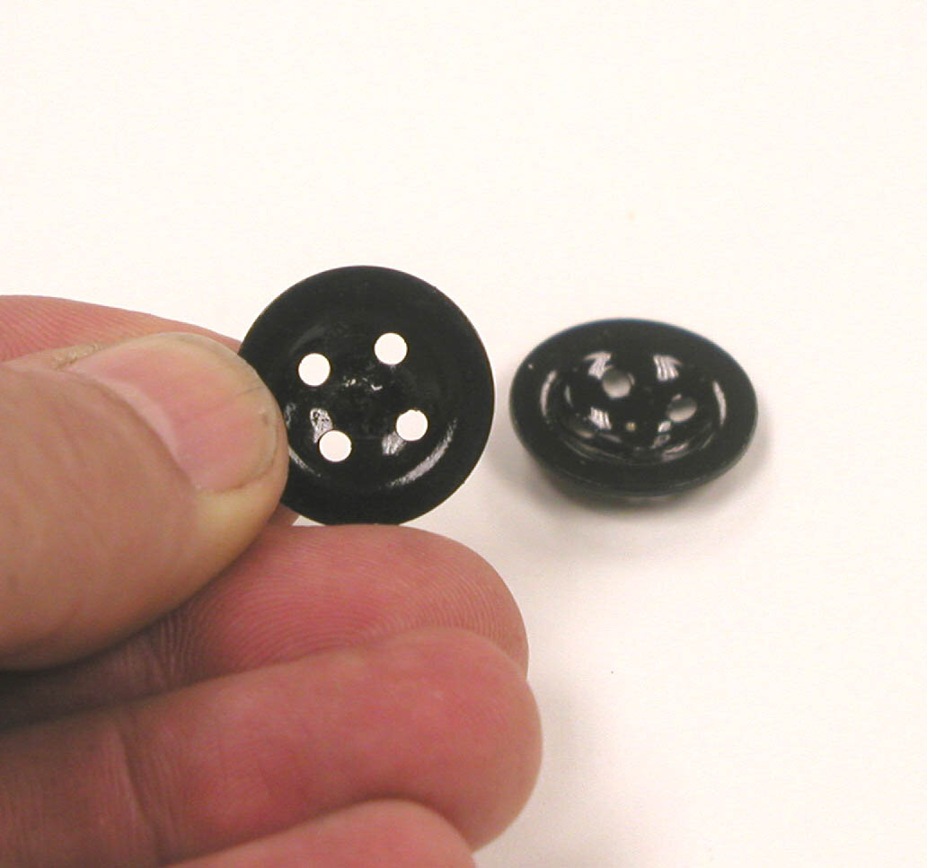 При первом взгляде - это действительно обычная пуговица